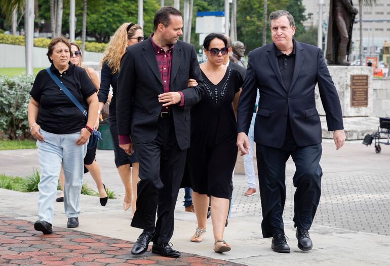 José Joel Sosa y Marisol Sosa anunciaron que llegaron a un cuerdo con su hermana Sara para llevar a cabo honores fúnebres en Miami y México para que su padre, José José, sea despedido por su público.