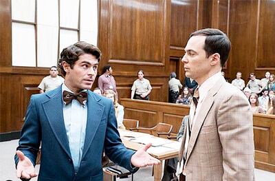 Zac Efron y Jim Parsons en “Ted Bundy: Durmiendo con el asesino”.