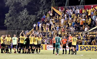 Final en Dos Bocas y el festejo desatado entre los aurinegros, que sufrieron mientras se revisaba el gol de Cerro.