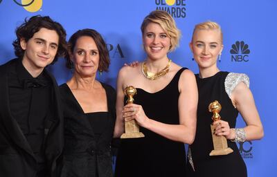 Timothee Chalamet, Laurie Metcalf, Greta Gerwig y Saoirse Ronan posan con un Globo de Oro, ganado por la comedia musical "Lady Bird".