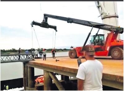 Un grupo de trabajadores observa el sitio donde se produjo el fatal accidente.