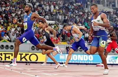 Noah Lyles (i) arriba primero a la meta de los 100 m, dejando segundo a Andre De Grasse (de negro), y Alex Quiñónez (d).