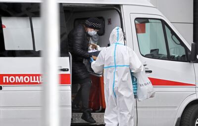 Una paciente es trasladada hacia un hospital de Moscú. La capital rusa es el principal foco de la epidemia en el país.