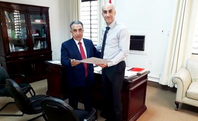 El doctor Nelson Collar con el ministro Mazzoleni. El galeno informó de la asistencia que reciben los afectados por covid-19.