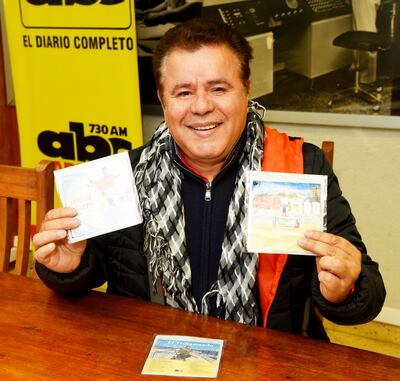 Óscar Benito muestra en la redacción de ABC Color los discos que contienen su repertorio de siempre.