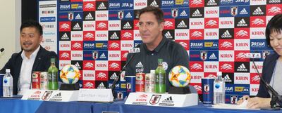 Eduardo Berizzo, en conferencia de prensa con asistentes que se encargaron de la traducción.