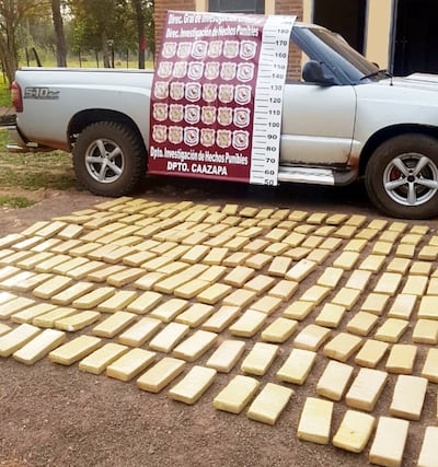 La camioneta Chevrolet junto a los panes de la droga quedaron a cargo de la Fiscalía.