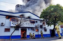 un-incendio-destruye-proveedora-de-elementos-para-laboratorios-medicos-01307000000-1511328.jpg
