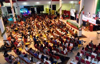 Más de 600 personas asistieron ayer al primer día de clases en la octava edición de los Cursillos de Navidad en el Centro de Convenciones Mariscal.
