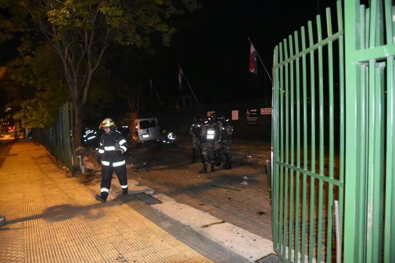 Parte del enrejado de la ANDE fue afectado por el choque.