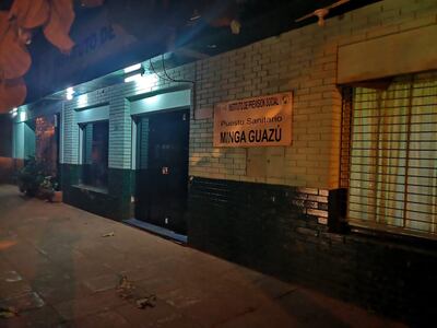 El puesto sanitario del Instituto de Previsión Social (IPS) de Minga Guazú atiende solo los días de semana, y hasta las 19. Fuera de esos horarios está cerrado a cal y canto.