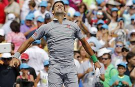 novak-djokovic-celebra-su-victoria-sobre-rafael-nadal-en-la-final-del-masters-1-000-de-miami-164257000000-1065603.JPG