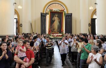 centenares-de-creyentes-honraron-ayer-a-jesus-misericordioso-en-la-parroquia-la-encarnacion-esta-devocion-llego-de-polonia-al-paraguay-hace-mas-de-20-190648000000-536901.jpg