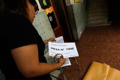 Una empleada de un colegio electoral prepara una de las mesas electorales ayer sábado en Buenos Aires (Argentina).