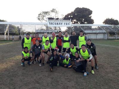 Componentes del plantel de Tacuary, luego de la última movilización de la semana. El líder de la Primera División B se presenta este domingo en Lambaré.