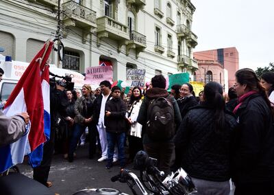 Estudiantes y funcionarios de la Facultad de Medicina  protestan frente a Hacienda  por el recorte del 32% en  presupuesto 2020.