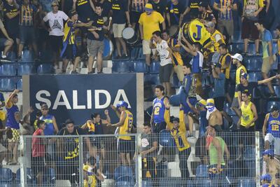 Los “chanchóligans”, cuya suspensión fue levantada para el comienzo del Apertura, volvieron a hacer de las suyas en la “Olla”, arrojando butacas.