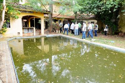 Se encontró una piscina cargada de agua sucia. Vecinos dijeron que realizaron varias denuncias y que por primera vez se intervino.