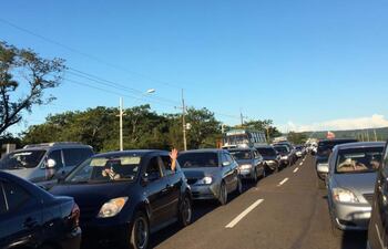 bajo-un-sol-sofocante-la-demora-para-llegar-al-peaje-de-ypacarai-exaspero-a-los-viajeros-pese-a-estar-habilitados-los-cuatro-carriles-para-el-cobro-231413000000-1537576.jpg