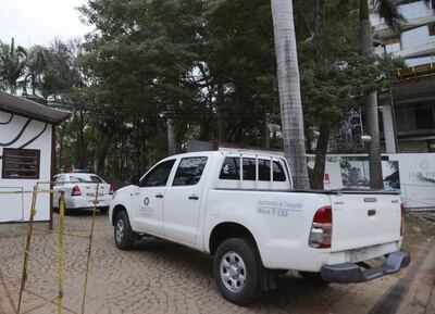 Móviles de la Policía Nacional y de la Fiscalía ingresan al complejo de obras de “Jade Park” para indagar sobre el hecho.