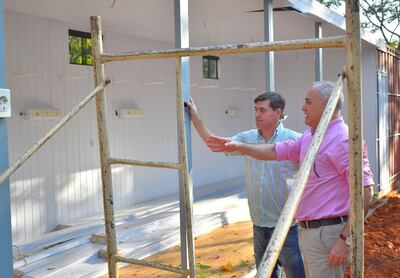 El encargado de obra, Marcos Linares, y director de la IV Región Sanitaria, doctor Carlos Barreto, verifican los trabajos.