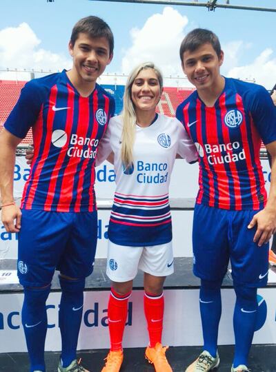 Óscar (i), Laura y Ángel Romero, en el Nuevo Gasómetro, en la presentación de las indumentarias de San Lorenzo.
