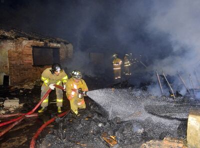 Fuego reduce a cenizas un depósito de palés