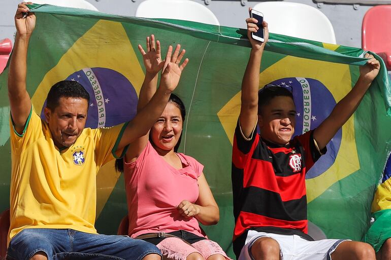 Los aficionados de Brasil presentes en el estadio mundialista para apoyar a su país.
