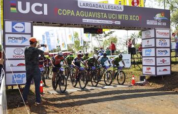 la-competencia-ciclistica-se-inicio-a-las-0930-el-circuito-para-el-recorrido-era-de-61-kilometros-de-extension--214404000000-1633117.jpg