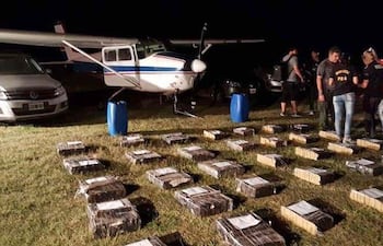 efectivos-de-la-policias-bonaerense-exhiben-la-misma-avioneta-con-las-drogas-incautadas-en-el-megaoperativo-efectuado-el-ultimo-fin-de-semana--204519000000-1568844.jpg