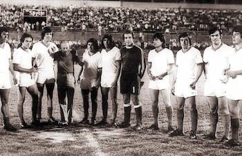 uno-de-los-equipos-de-cerro-campeon-de-1974-en-un-homenaje-al-utilero-anacleto-silva-de-izquierda-a-derecha-hugo-talavera-mario-ricardo-beron-alc-220049000000-1149757.jpg