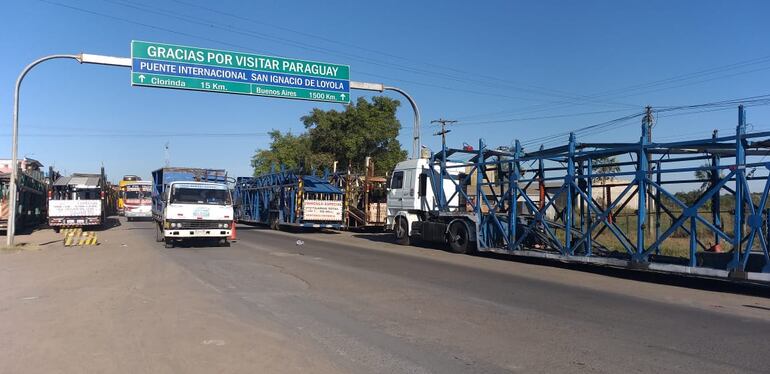 En la zona del puente San Ignacio del Loyola está también otro grupo de camioneros.