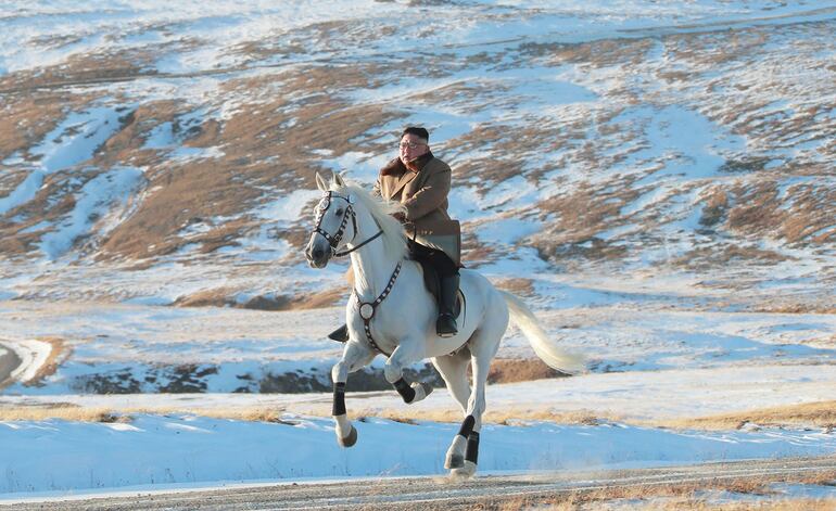 Kim Jong Un al galope de su caballo blanco.