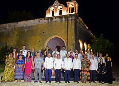 Participantes de la Cumbre Mundial de Premios Nobel de la Paz en Mérida, estado de Yucatán, junto con el anfitrión, el presidente Manuel López Obrador.