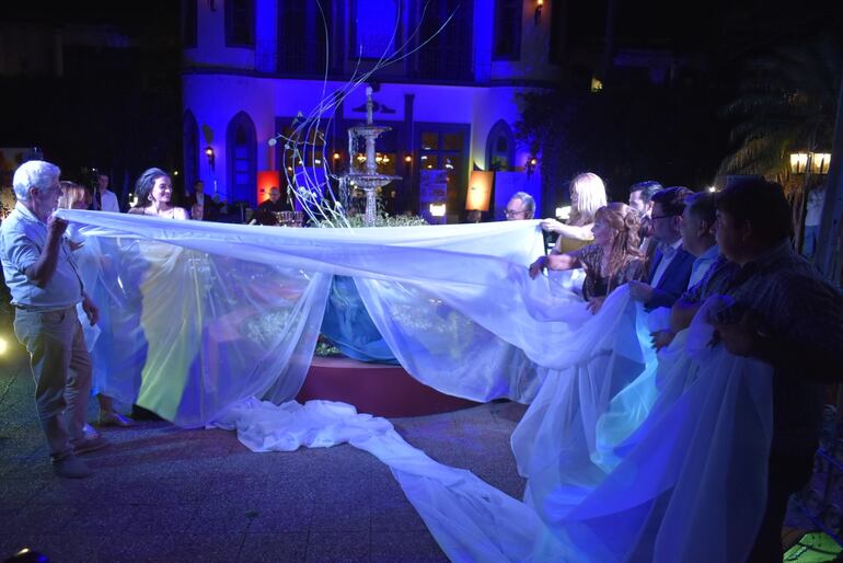 El artista Javier Guggiari, la musa inspiradora, Clarita Sosa, Esperanza Ortiz y autoridades locales descubren la Kuñataĩ de Demetrio Ortiz.