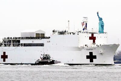 El buque estadounidense Comfort se dirige a Nueva York. Esta embarcación, que lleva a bordo mil camas hospitalarias, ayudará a aliviar la carga de los centros médicos saturados a causa del coronavirus.