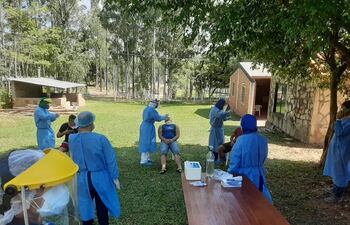 Personal sanitario realizando la toma de muestras a repatriados cumpliendo cuarentena en albergue de la Senad.