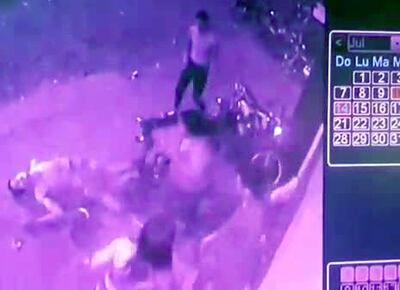 La víctima queda tirada en el piso, donde el agresor le jugó otro disparo.