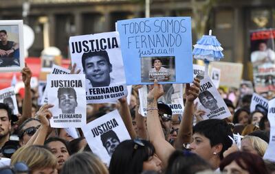Los manifestantes portaban carteles con fotografías de la víctima y pedido de justicia .