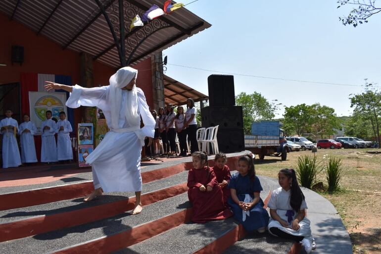 Pequeña obra teatral representada por niños y jóvenes de la comunidad.
