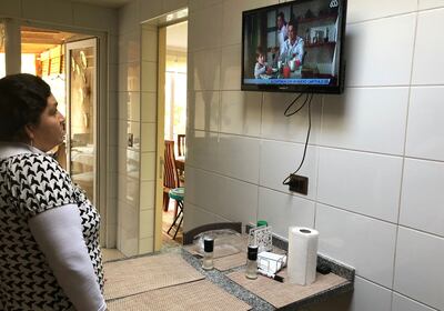 Una mujer observa una telenovela en Santiago de Chile. La producción busca reinventarse ante las nuevas normas sanitarias.
