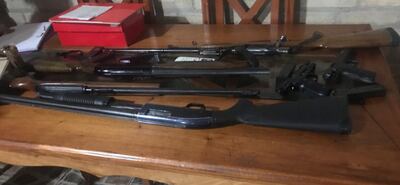 Parte de las armas incautadas del poder de Adaro Monzón.