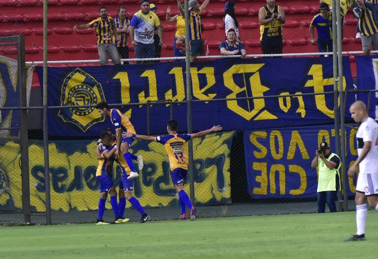 La alegría de los auriazules festejando junto a su público.