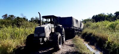 El tractor  ayuda al   camión que transportaba la  merienda escolar.