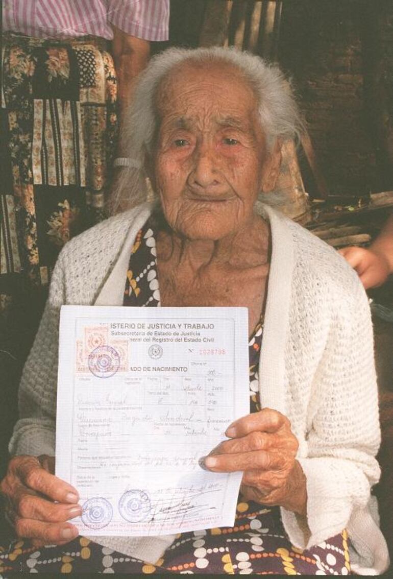 Cipriana Bogado Sandoval, el día de su inscripción en el Registro Civil, el 11 de setiembre del año 2000. (Fuente: Archivo ABC Color). 