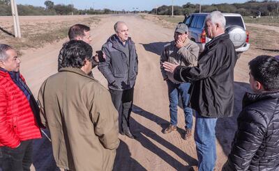 El ministro Arnoldo Wiens (segundo derecha) y comitiva durante el recorrido realizado en las zonas de obras en el Chaco Central.