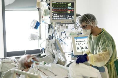 La tasa de letalidad del covid-19 es relativamente baja (alrededor del 10%), pero su índice de propagación es muy elevada.