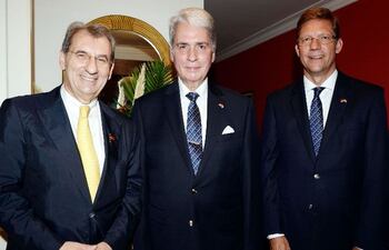 embajador-de-alemania-claude-robert-ellner-gerhard-riemann-y-carsten-taucke--211712000000-1066772.jpg
