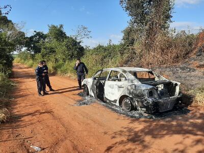 El automóvil fue incendiado en el lugar por desconocidos.
