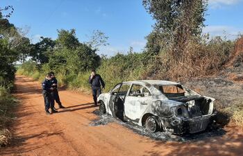 El automóvil fue incendiado en el lugar por desconocidos.